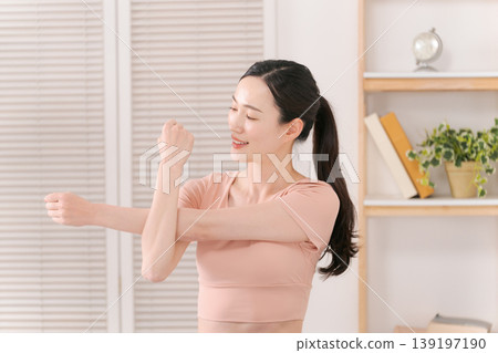 Women who do yoga 139197190