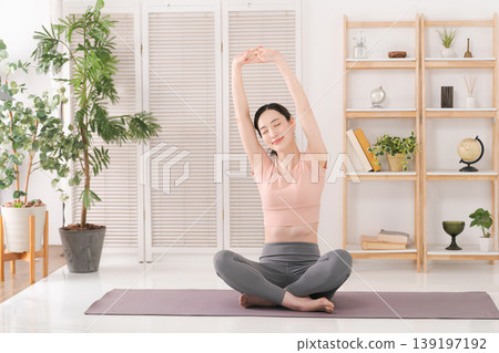 做瑜伽的女人 做瑜伽的女人 139197192