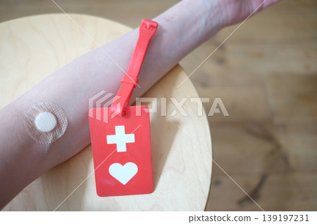 一名女子在抽血後的手臂上有一個求助標記。 139197231