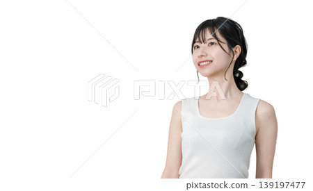 一位微笑的亞洲女性,穿著無袖服裝,進行美容、護膚和飲食。 一位微笑的亞洲女性,穿著無袖服裝,進行美容、護膚和飲食。 139197477