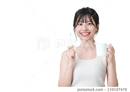 年輕的亞洲女性正在刷牙(牙膏、口腔護理、牙齒護理) 年輕的亞洲女性正在刷牙(牙膏、口腔護理、牙齒護理) 139197478