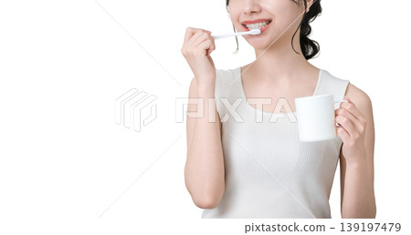 年輕的亞洲女性正在刷牙(牙膏、口腔護理、牙齒護理) 年輕的亞洲女性正在刷牙(牙膏、口腔護理、牙齒護理) 139197479