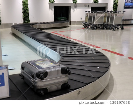Suitcases flowing into an unmanned airport baggage claim area: Japan's arrival lobby | Travel & Business, Business & Web Articles Suitcases flowing into an unmanned airport baggage claim area: Japan's arrival lobby | Travel & Business, Business & Web Articles 139197638