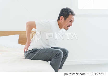 患有腰痛的中老年男性。 患有腰痛的中老年男性。 139197796
