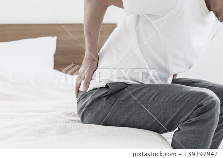 Middle-aged and elderly men suffering from lower back pain. 139197942