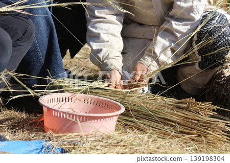 Making shimenawa Making shimenawa 139198304
