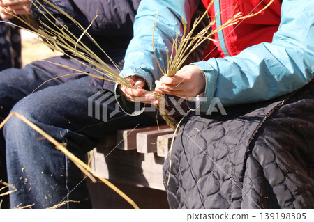 Making shimenawa Making shimenawa 139198305