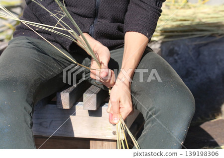 Making shimenawa Making shimenawa 139198306