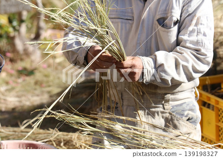 Making shimenawa Making shimenawa 139198327