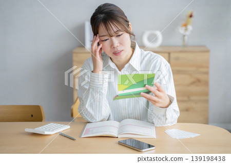 看著存摺的女人 139198438