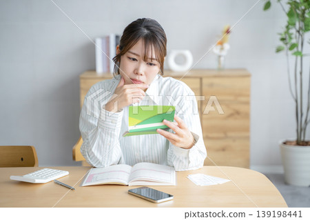 看著存摺的女人 139198441