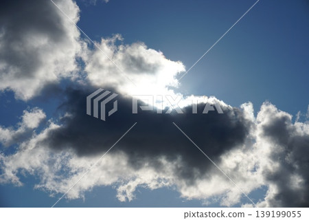 漂浮在藍天上的雲彩 漂浮在藍天上的雲彩 139199055