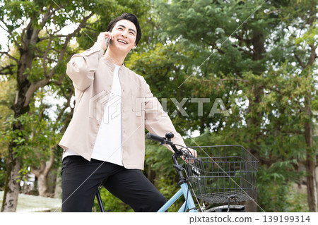 男子騎自行車時打電話屬於社會議題。 男子騎自行車時打電話屬於社會議題。 139199314