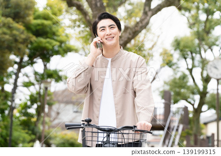 男子騎自行車時打電話屬於社會議題。 男子騎自行車時打電話屬於社會議題。 139199315