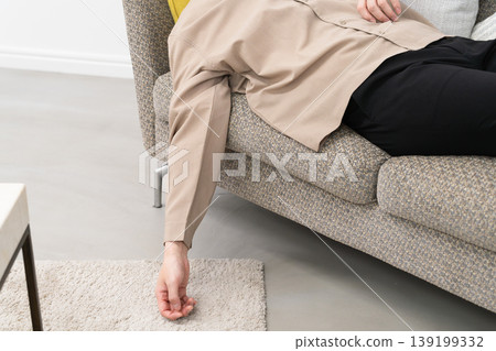 一位年輕男子在沙發上小憩——生活照 一位年輕男子在沙發上小憩——生活照 139199332