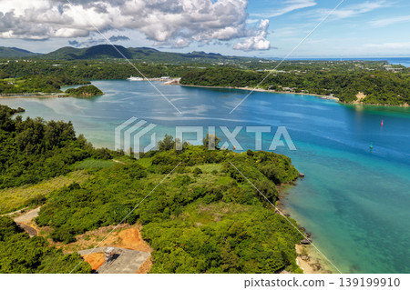 一張在寧靜的夏日拍攝的庫裡橋附近水道和碧綠大海的空拍照片。 一張在寧靜的夏日拍攝的庫裡橋附近水道和碧綠大海的空拍照片。 139199910