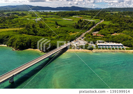 一張攝於盛夏的空拍照片,照片中可以看到庫裡橋、碧綠的大海、鬱鬱蔥蔥的懸崖和一小片海灘。 一張攝於盛夏的空拍照片,照片中可以看到庫裡橋、碧綠的大海、鬱鬱蔥蔥的懸崖和一小片海灘。 139199914