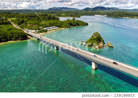 一張攝於盛夏的空拍照片,照片中可以看到庫裡橋、碧綠的大海、鬱鬱蔥蔥的懸崖和一小片海灘。 一張攝於盛夏的空拍照片,照片中可以看到庫裡橋、碧綠的大海、鬱鬱蔥蔥的懸崖和一小片海灘。 139199933