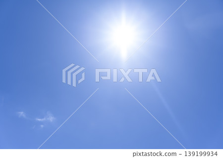 橫濱夏季天空背景圖片,展現藍天白雲和陽光。 橫濱夏季天空背景圖片,展現藍天白雲和陽光。 139199934