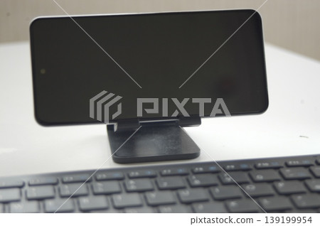 Monitor and keyboard 139199954