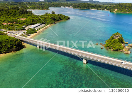 一張從盛夏天空拍攝的照片,展現了庫裡橋和漂浮在碧綠大海中的一座小島。 一張從盛夏天空拍攝的照片,展現了庫裡橋和漂浮在碧綠大海中的一座小島。 139200010