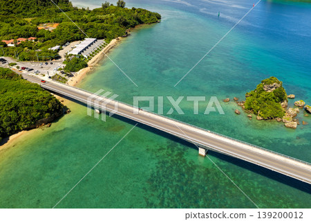 一張從盛夏天空拍攝的照片,展現了庫裡橋和漂浮在碧綠大海中的一座小島。 一張從盛夏天空拍攝的照片,展現了庫裡橋和漂浮在碧綠大海中的一座小島。 139200012