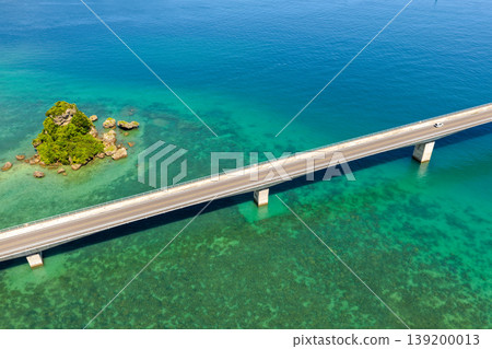 一張從盛夏天空拍攝的照片，展現了庫裡橋和漂浮在碧綠大海中的一座小島。 139200013