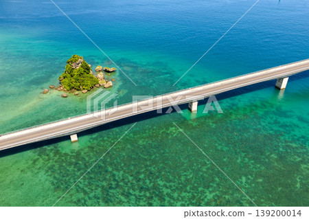 一張從盛夏天空拍攝的照片,展現了庫裡橋和漂浮在碧綠大海中的一座小島。 一張從盛夏天空拍攝的照片,展現了庫裡橋和漂浮在碧綠大海中的一座小島。 139200014