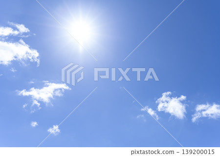橫濱夏季天空背景圖片，展現藍天白雲和陽光。 139200015