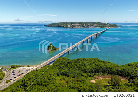 一張從盛夏天空拍攝的照片,展現了橫跨碧藍大海和庫裡島的庫裡橋。 一張從盛夏天空拍攝的照片,展現了橫跨碧藍大海和庫裡島的庫裡橋。 139200021