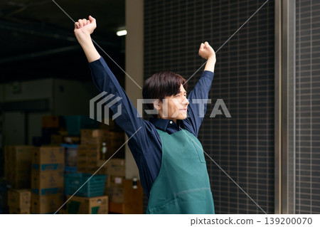 超商員工伸懶腰 超商員工伸懶腰 139200070