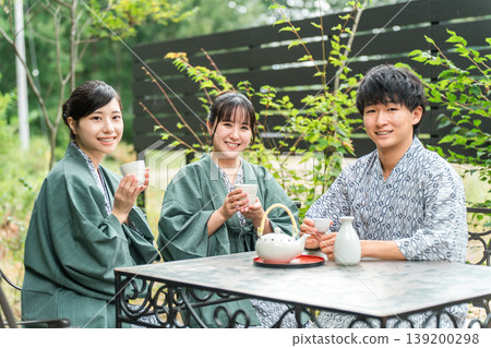 前往旅館/溫泉旅館，出差的年輕男女在露臺上喝茶（旅行） 139200298