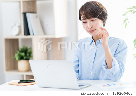 在客廳遠程辦公的中年婦女。 139200463