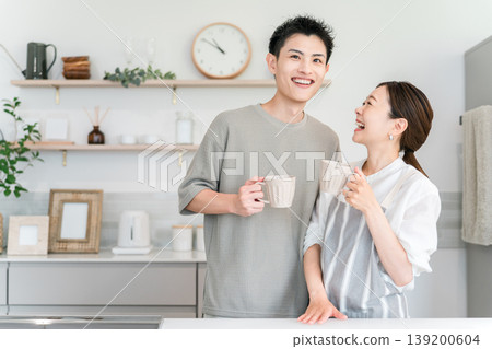 情侶，情侶，新生活，新婚夫婦在家裡的廚房喝咖啡 139200604