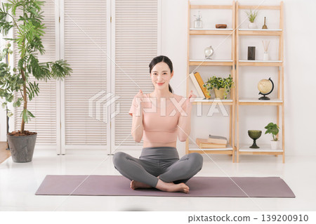 Women who do yoga 139200910