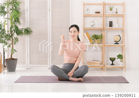 Women who do yoga 139200911