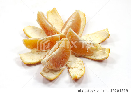 orange peeled and shelled yellow fruit orange peeled and shelled yellow fruit 139201269