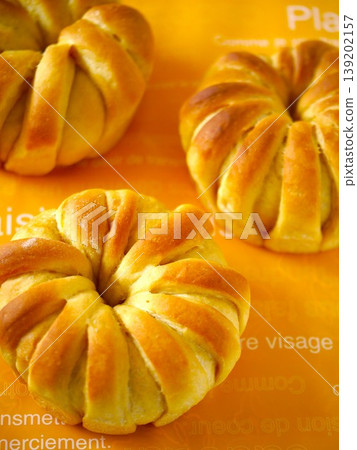 Pumpkin Crown Bread (High Angle) 139202157