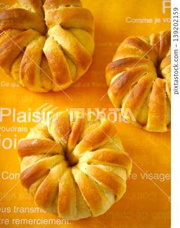 Pumpkin Crown Bread (High Angle) 139202159