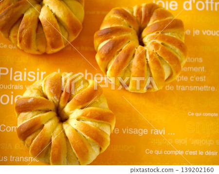 Pumpkin Crown Bread (Copy Space) 139202160