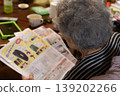老婦人正在看傳單 139202266