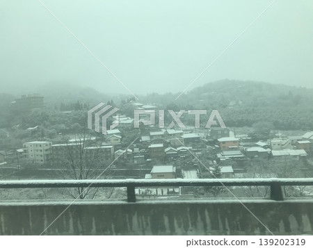 日本白雪皚皚的住宅區和冬季景色 139202319
