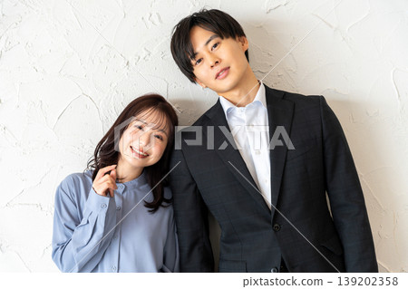 年輕男女微笑著擁抱 年輕男女微笑著擁抱 139202358