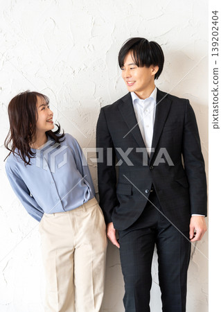 年輕男女微笑著擁抱 年輕男女微笑著擁抱 139202404