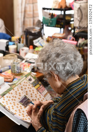 Seniors who read puzzle magazines Seniors who read puzzle magazines 139202472