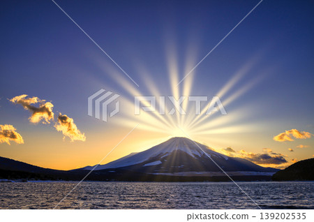 鑽石富士山的壯麗景色 鑽石富士山的壯麗景色 139202535