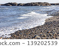 Waves to beat on the sandy beach 139202539