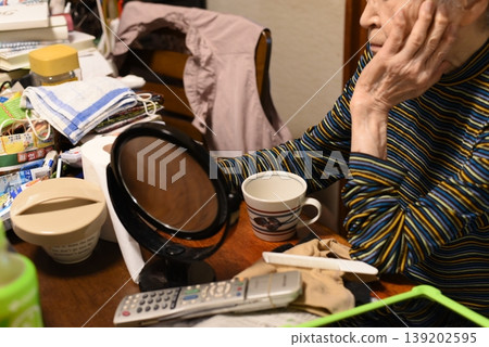 Seniors who rest their elbows on the table Seniors who rest their elbows on the table 139202595