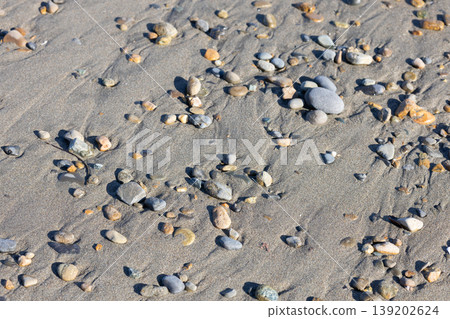 stones washed up on the beach stones washed up on the beach 139202624