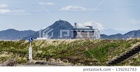 從須間市屋城歷史博物館眺望金華山、岐阜城和木曾禦嶽山。 從須間市屋城歷史博物館眺望金華山、岐阜城和木曾禦嶽山。 139202783